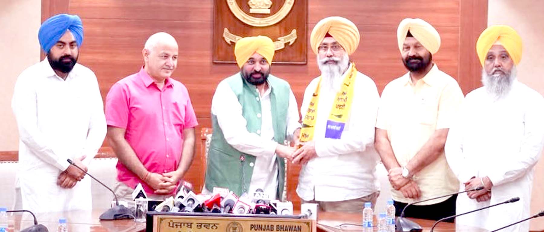 Akali Dal suffers big setback in Tarn Taran; Former MLA Harmeet Singh Sandhu joins AAP;